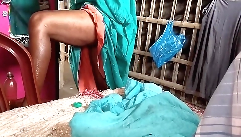 Indian sex tape shows a slutty girl leaving her boyfriend