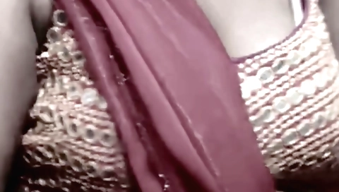 Indian mature auntie released bra and sexy clothes