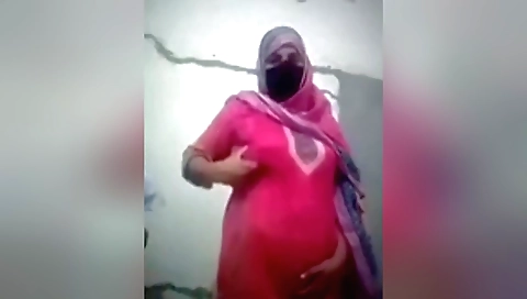 Hot babe has a hot session with some guys at a home