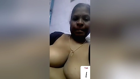 Today Exclusive -desi Aunty Shows Her Boobs To Lover On Video Call 1