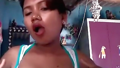 Indian girl showing off a sexy face in amateur video