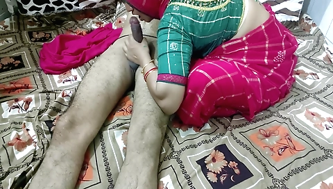 Amateur handjob in saree! Bhabhi gets her pussy licked