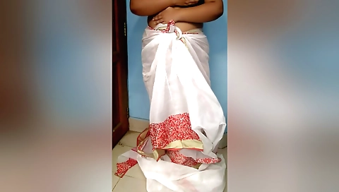 Indian pornstar masturbating in amateur solo video