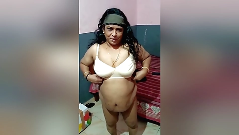 Indian milf with a large ass is showing off her sexy body