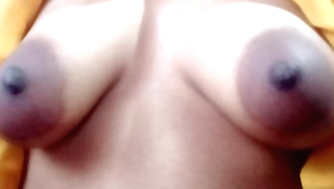 Indian beauty makes herself feel sexy in solo video