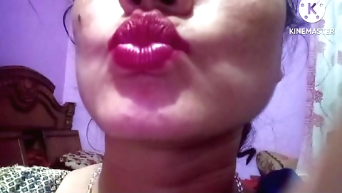 I give my fans sexy lips kisses for their pleasure