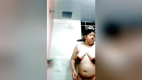 Indian hottie shows off her sexy ass and tits in the shower