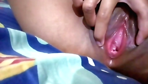 Indian slut gets wet and has fun with her wet cunt