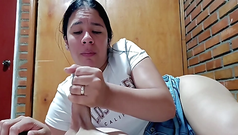 Handjob amateur video with an attractive indian whore