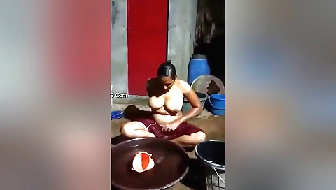 Today Exclusive- Bhabhi Outdoor Bathing Record By Hubby