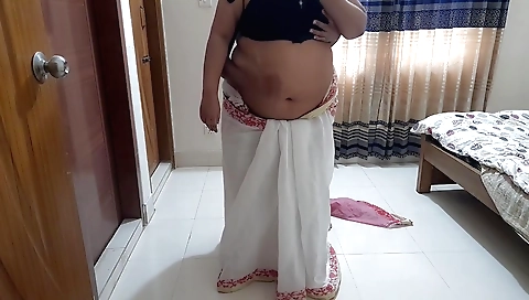 Big ass amateur babe is in front of webcam video cam