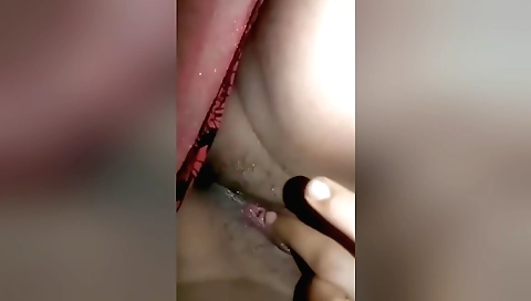 Solo female video showing a girl getting naked and fucking