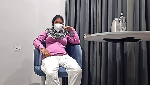 amateur girlfriend with a nice ass plays with her clit