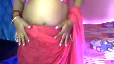 Indian girl shows off her pussy and gets her pussy filled