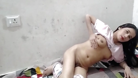 Indian girl enjoys herself in her sexy dress in hd video