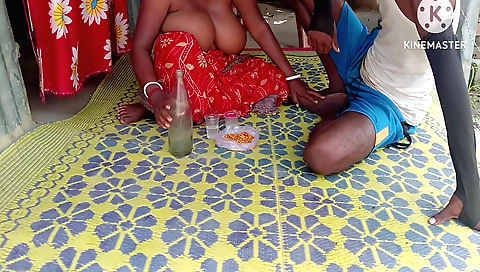 Indian bhabhi getting her pussy peed in amateur video