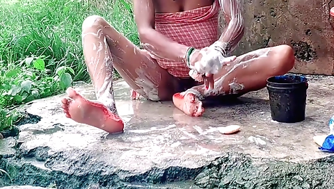 Solo porn in the garden amateur female outdoor clip