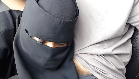 Indian babe fucks a Muslim dude on the pretext of asking her address