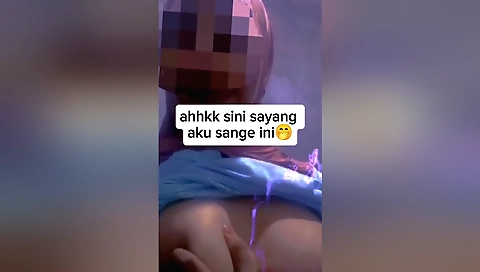 Indian chick with big tits and a nice ass is fucking herself