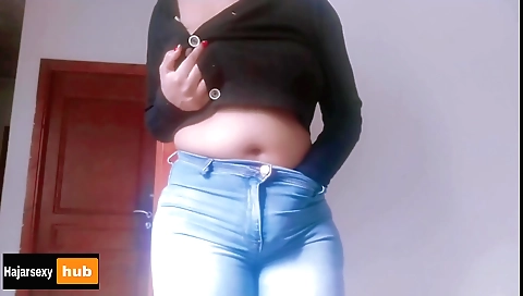 Big boobed Indian girl with huge boobs is showing her ass