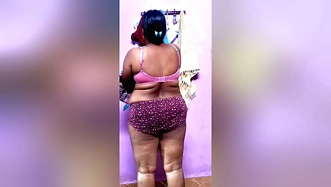 Indian amateur woman showing her body on a solo clip