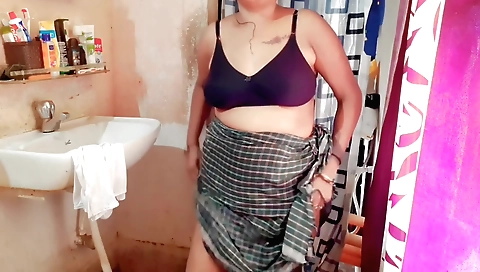 Indian hottie plays with her pussy in amateur hd video