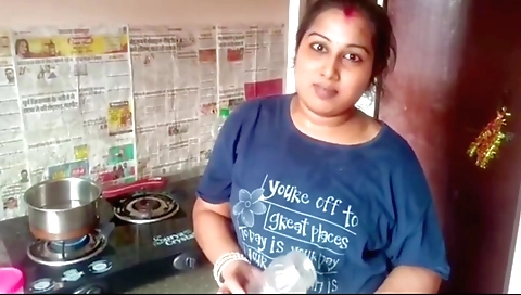 Amateur brunette gets her pussy pounded by her partner