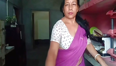 Indian milf solo video showing her sexy body and tits