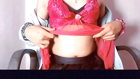 Indian lady showing off her body in amateur porn scene